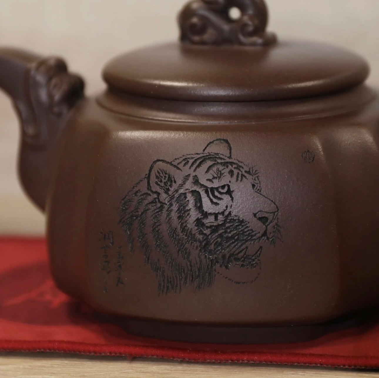 roaring dragons and tigers Purple clay teapot